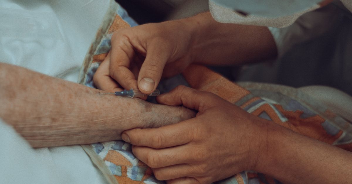ביטוח סיעודי ממלכתי מול פרטי: מה ההבדל וכמה עולה