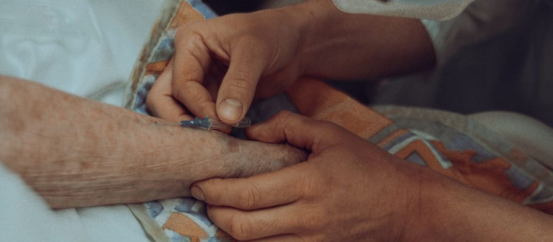 ביטוח סיעודי ממלכתי מול פרטי: מה ההבדל וכמה עולה